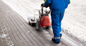 mehanich-uborka-snega-i-gololed