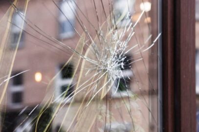 Ошибки при мойке окон: как избежать повреждения стекол и рам?