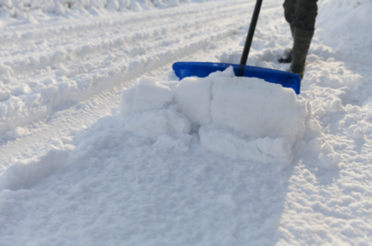 Безопасность и чистота: как эффективно убирать территорию при морозах и гололеде